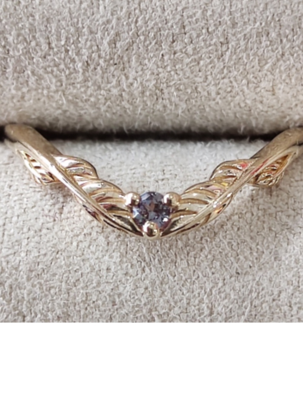 Unique 14K solid gold ring, Leaf Vine Curved Band with Lab Alexandrite